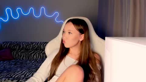 Mina online show from October 31, 2025, 1:34 pm