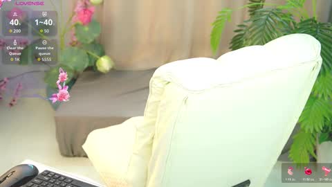 nhatlinhnguyen online show from December 14, 2025, 5:13 am