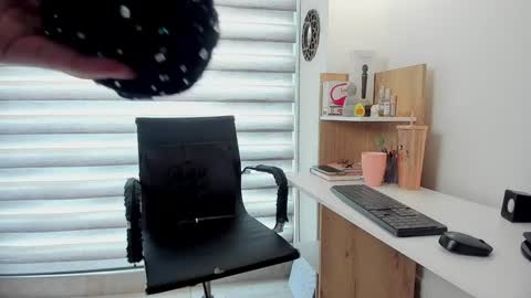 laura  online show from January 8, 2025, 5:59 pm