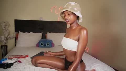 kikiNiaAria online show from December 23, 2024, 8:44 am