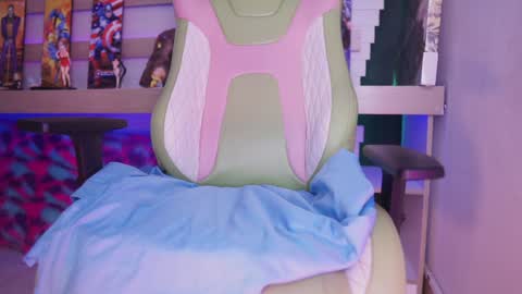 Snapshot of nia_mitsuki chatting on December 19, 2024, 11:35 pm samanta online show from December 19, 2024, 11:35 pm