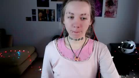 nica_kawaii online show from April 13, 2026, 7:47 am