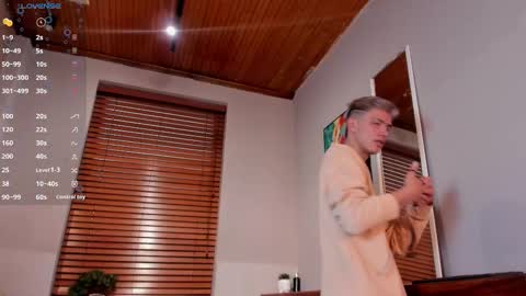 Snapshot of nick_torn chatting on October 27, 2025, 12:42 pm Nick online show from October 27, 2025, 12:42 pm