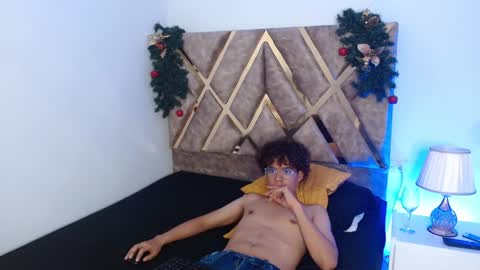 Snapshot of nickolas_moon chatting on December 19, 2024, 3:30 pm Nickolas Muoz online show from December 19, 2024, 3:30 pm