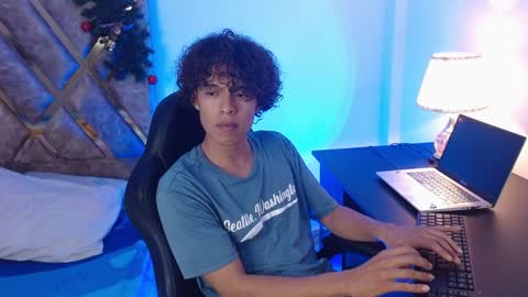 Snapshot of nickolas_moon chatting on December 28, 2024, 10:02 pm Nickolas Muoz online show from December 28, 2024, 10:02 pm