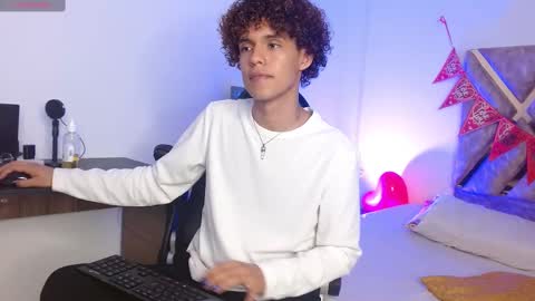 Snapshot of nickolas_moon chatting on February 17, 2025, 9:08 pm Nickolas Muoz online show from February 17, 2025, 9:08 pm