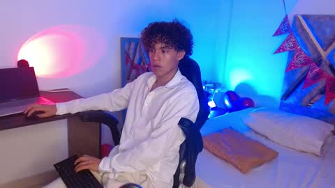 Snapshot of nickolas_moon chatting on February 18, 2025, 6:04 pm Nickolas Muoz online show from February 18, 2025, 6:04 pm