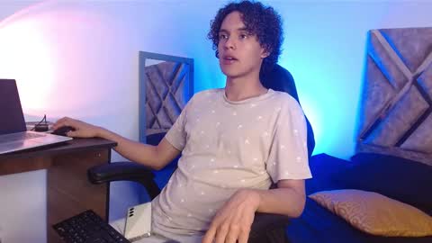 Snapshot of nickolas_moon chatting on February 26, 2025, 3:52 pm Nickolas Muoz online show from February 26, 2025, 3:52 pm