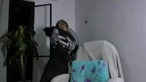 Nico  online show from November 10, 2025, 4:00 am