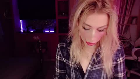 Nicole online show from September 16, 2025, 7:59 pm