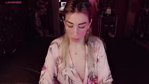 Nicole online show from April 12, 2026, 7:52 pm