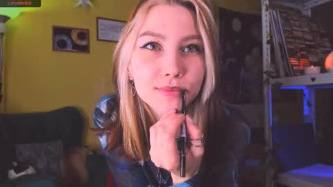 Snapshot of nicole_matt chatting on October 15, 2025, 2:44 am Nicole online show from October 15, 2025, 2:44 am