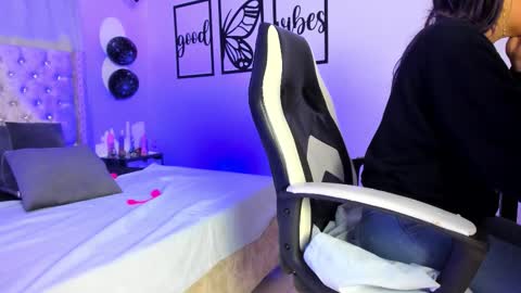 nicolee millerr online show from November 12, 2025, 11:54 am