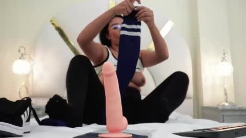 Nicol Flores  GMT-5 1530-2200  online show from November 20, 2025, 6:07 pm