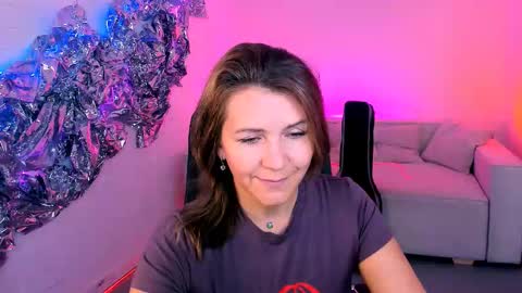 nicolehits online show from September 15, 2025, 5:18 am