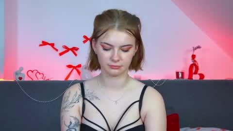 NicoleNorton online show from June 3, 2026, 2:33 pm