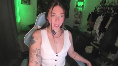 Nicol independent model online show from October 11, 2025, 9:46 pm