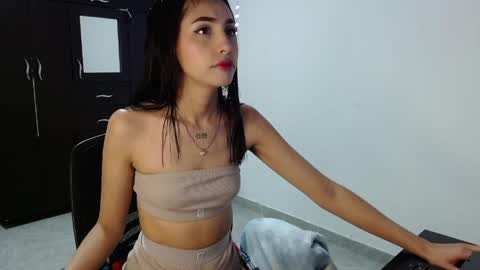 Nicole online show from April 15, 2026, 9:37 pm