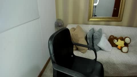 Nicolettcolin  online show from September 22, 2025, 8:22 pm