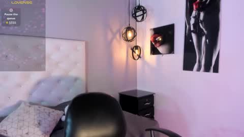 Nicolle online show from December 5, 2025, 2:25 pm