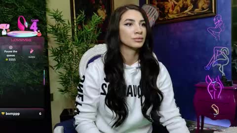 Nicolle online show from November 29, 2025, 10:51 am