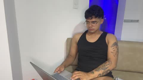 nicvelez22 online show from April 11, 2026, 7:45 am