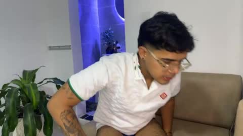 nicvelez22 online show from April 11, 2026, 9:19 pm