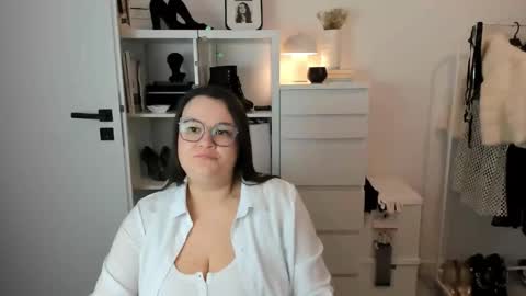 Holly online show from February 28, 2026, 8:21 pm