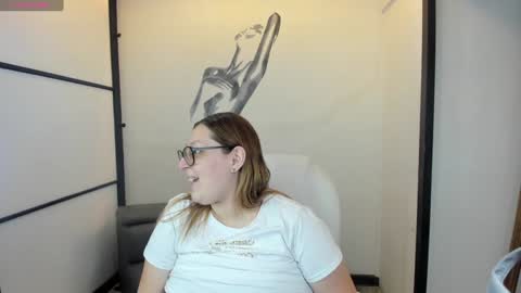 Snapshot of niickyjones chatting on February 3, 2025, 10:00 pm Anni online show from February 3, 2025, 10:00 pm