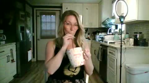 nikkib653466 online show from April 10, 2026, 5:28 pm