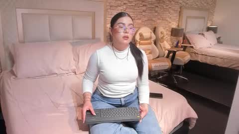 Y E S I online show from January 15, 2026, 12:43 pm