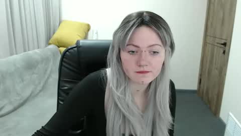 nikkysnow online show from October 22, 2025, 8:03 am