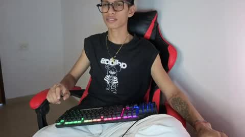 niklaus_wolf online show from April 17, 2026, 7:06 pm