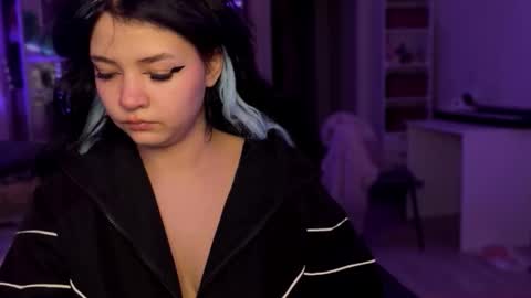 nikoli_naw online show from November 13, 2025, 5:01 pm