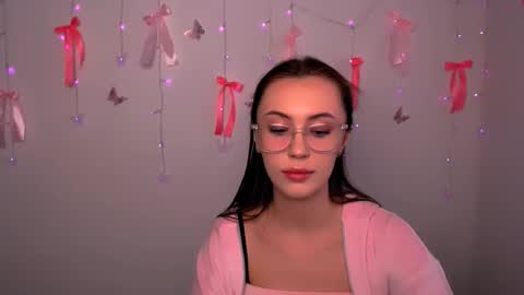 nikonara_ online show from April 18, 2026, 12:31 pm