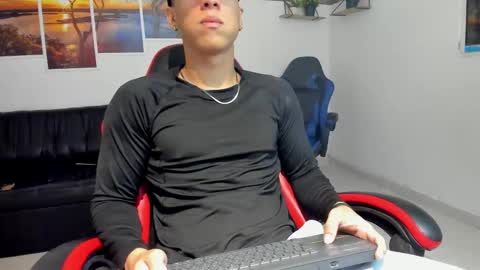 noah_flynn1 online show from February 18, 2026, 9:27 am