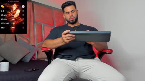 Snapshot of noahcrux chatting on December 13, 2024, 12:39 pm Noah online show from December 13, 2024, 12:39 pm