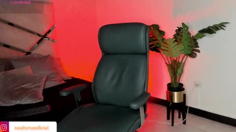 Snapshot of noahcrux chatting on September 12, 2025, 12:05 pm Noah online show from September 12, 2025, 12:05 pm