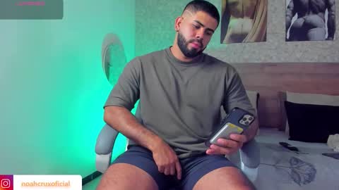 Snapshot of noahcrux chatting on October 14, 2025, 8:20 pm Noah online show from October 14, 2025, 8:20 pm