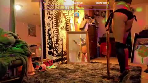 Snapshot of nobunny_owenz chatting on May 6, 2026, 9:14 am Nobunny online show from May 6, 2026, 9:14 am