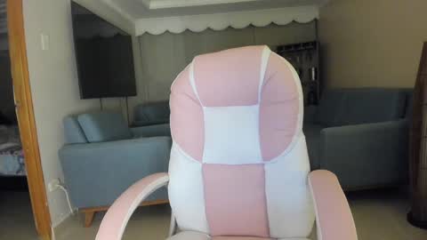  In instagram dayhannanoemi online show from November 26, 2025, 12:22 am