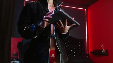 Noha Thomson online show from October 28, 2025, 8:33 pm