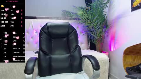 Nolan  online show from September 13, 2025, 5:35 pm