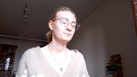 Lola online show from October 12, 2025, 6:01 am