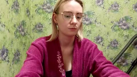 Lola online show from October 23, 2025, 1:43 pm