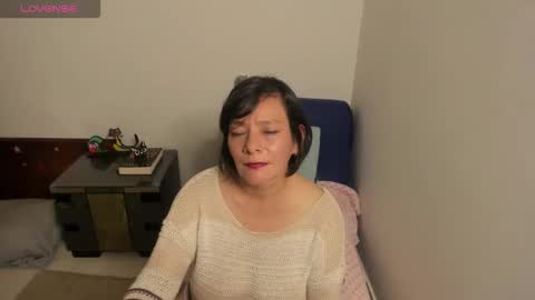 nuit_rose online show from September 17, 2025, 1:51 am