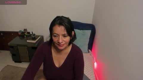 nuit_rose online show from November 17, 2025, 2:28 am