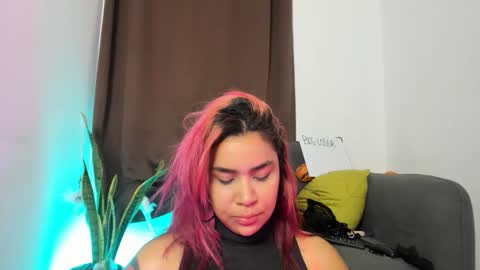 Nia online show from November 13, 2025, 4:44 am