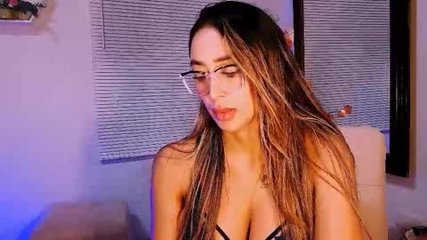 Nycole online show from November 9, 2025, 1:59 am