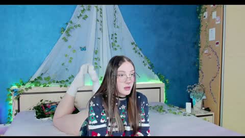 Snapshot of nymphalean chatting on December 17, 2024, 7:37 pm Kat online show from December 17, 2024, 7:37 pm